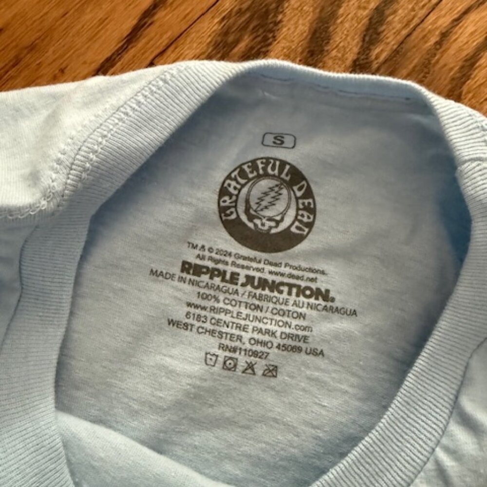 Ripple Junction Grateful Dead Christmas Graphic Tshirt - Small - NEW - Picture 2 of 2